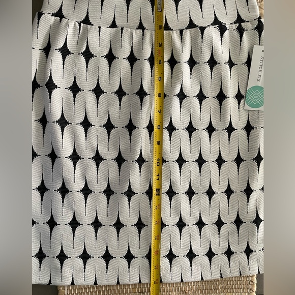 NWT Renee C Leena Printed Skirt, Black and Ivory, Size Small Petite - Picture 3 of 7